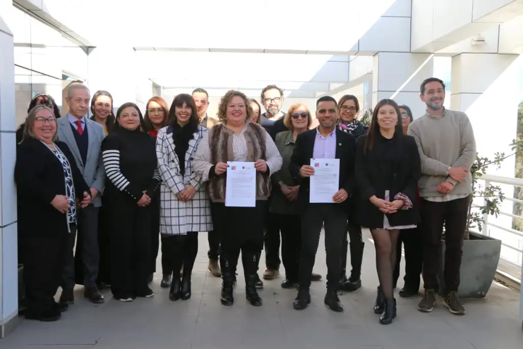Universidad de Atacama y Seremi de Las Culturas firmaron convenio para realizar diplomados y cursos en el mundo del arte.